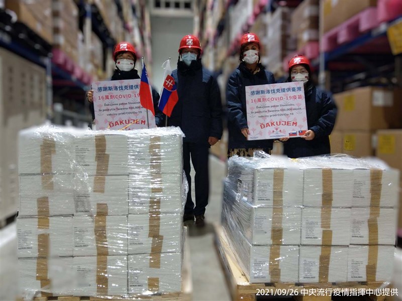 斯洛伐克政府提供16萬劑COVID-19疫苗26日抵台,運送至指定冷儲物流中心進行後續檢驗封緘作業。左起為中央流行疫情指揮中心疫情監測組組長周志浩、斯洛伐克經濟文化辦事處代表博塔文、副代表蘇可娜、外交部歐洲司副司長陳詠韶。(指揮中心提供)