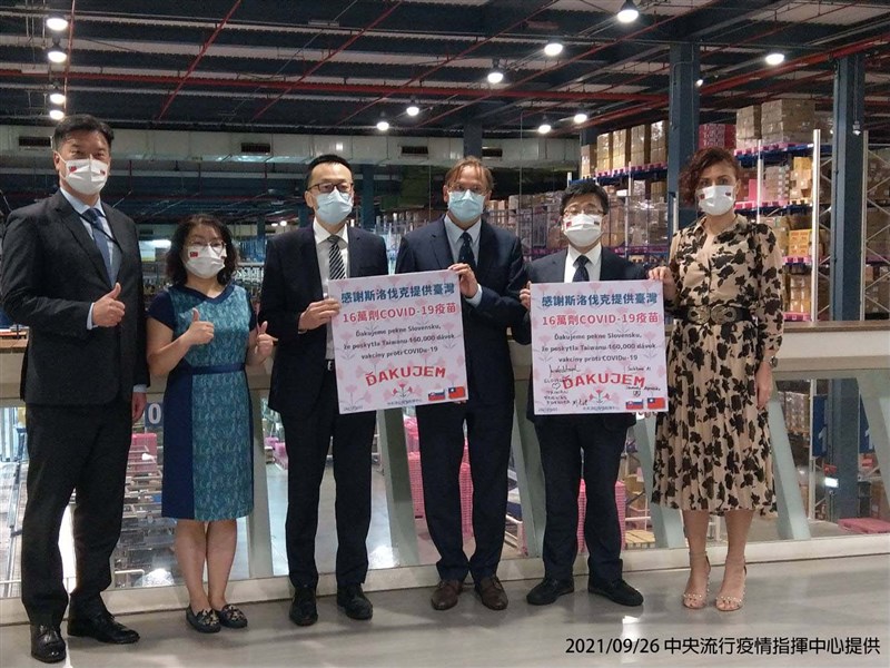 斯洛伐克捐贈的16萬劑COVID-19疫苗26日抵台。左起為外交部歐洲司專門委員黃建章、副司長陳詠韶、裕利醫藥公司總經理周志鴻、斯洛伐克經濟文化辦事處代表博塔文、中央流行疫情指揮中心疫情監測組組長周志浩、斯洛伐克經濟文化辦事處副代表蘇可娜。(指揮中心提供)