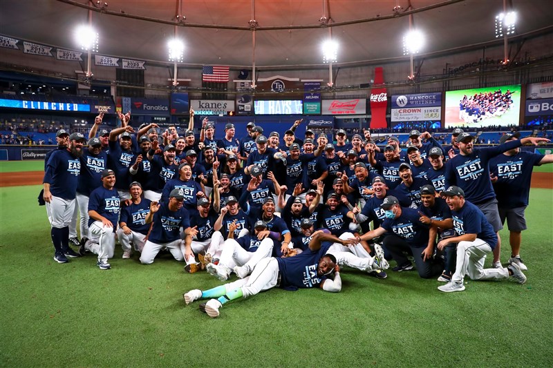 MLB美聯東區競爭激烈,光芒25日擊敗馬林魚,加上紐約洋基擊敗波士頓紅襪,讓光芒連續兩年拿下分區冠軍。(圖取自twitter.com/raysbaseball)