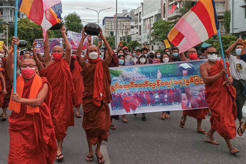 一群民主派僧人25日走上緬甸第二大城瓦城街頭。(法新社)