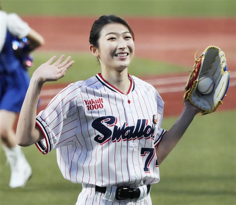 日本抗癌女泳將池江璃花子25日受邀為職棒養樂多隊與中日隊賽事開球,恰逢她接受骨髓移植兩週年。(共同社)