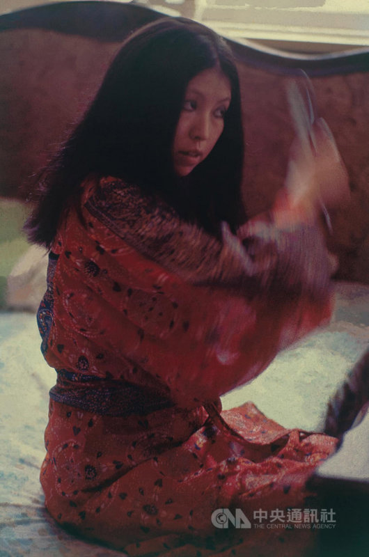 「三毛,1976-謝春德攝影展」26日舉行開幕式,呈現藝術家謝春德45年前為已故作家三毛留下的珍貴影像。(谷公館畫廊提供)中央社記者邱祖胤傳真 110年9月26日