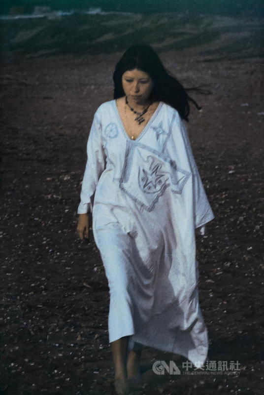 「三毛,1976-謝春德攝影展」26日舉行開幕式,展出藝術家謝春德45年前為已故作家三毛拍下的珍貴照片。三毛獨自在沙灘上漫步的身影,優雅而充滿靈性。(谷公館畫廊提供)中央社記者邱祖胤傳真 110年9月26日