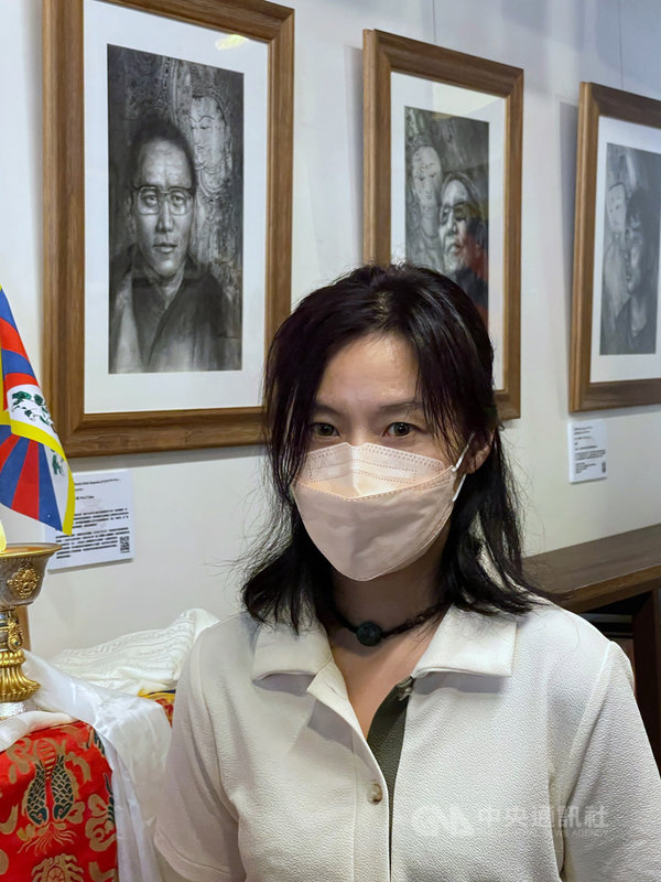西藏台灣人權連線26日在台北舉行「傳遞圖博人權聖火 西藏人權捍衛者肖像展」開幕記者會,肖像展畫家、台灣自由圖博學聯理事董靜蓉出席。中央社記者王飛華攝 110年9月26日