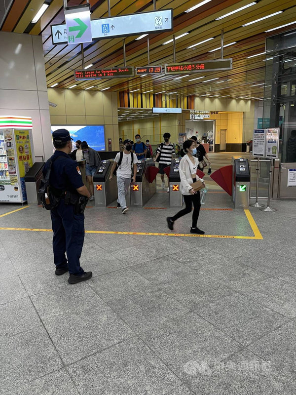 高雄捷運接到恐嚇留言,捷運警察表示,轉運站及鄰近車站等會加強巡邏密度,26日截至下午4時多尚無發現異狀。(高雄捷運警察隊提供)中央社記者蔡孟妤傳真 110年9月26日
