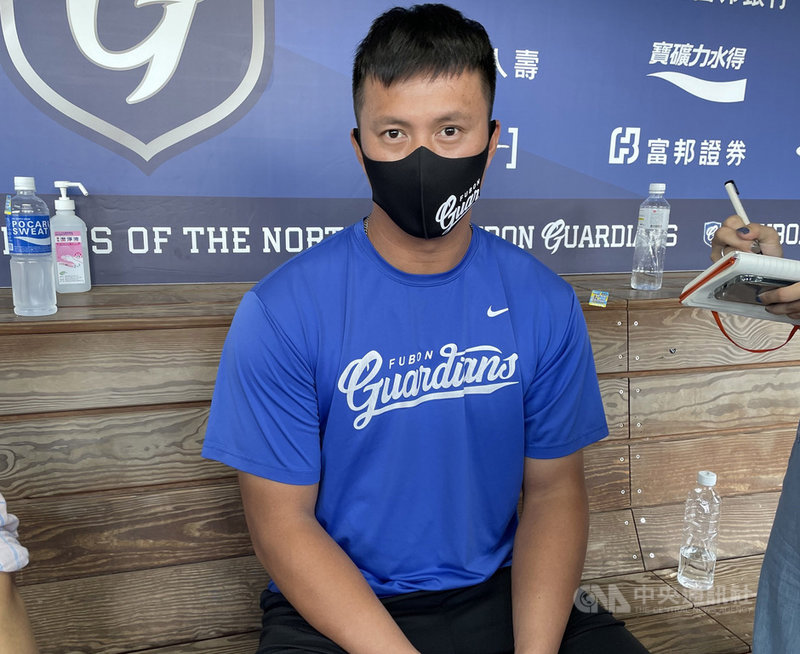 中職富邦悍將隊強打高國輝(圖)26日過36歲生日,因為腳踝不舒服沒有出賽,對於生日願望,高國輝笑說羨慕隊友江少慶的好身材,「想要跟他一樣,目標腰圍小2吋」。中央社記者謝靜雯攝 110年9月26日