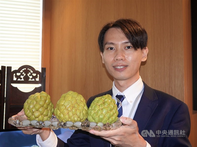 日本進口商Harawii於2019年進口台灣冷凍釋迦,圖中這位公司職員說,冷凍釋迦在日本的知名度較低,不過消費者回饋的意見都很正面。中央社記者楊明珠東京攝 110年9月27日