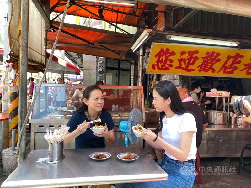 藝人曾寶儀(左)主持網路節目「我們回家吧」,全台跑透透,由在地人帶路,看見最美、最真實的台灣。首集跟著YouTuber千千(右)前往彰化二林品嚐美食。(曾寶儀提供)中央社記者葉冠吟傳真 110年9月27日
