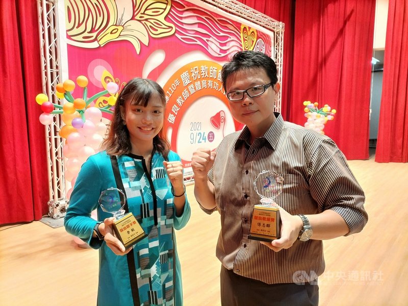 屏東內埔農工拳擊隊員李敏(左)是印尼新住民之女,接連2年在全中運女子64公斤級穿金戴銀,獲得110年屏東縣傑出選手獎。(內埔農工提供)中央社記者郭芷瑄傳真 110年9月27日