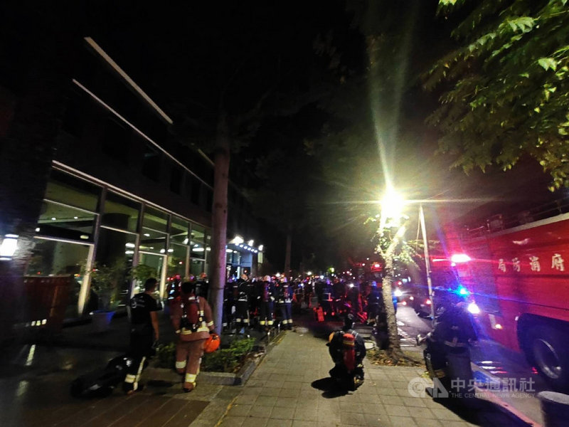 新北市三峽區學成路一處社區大樓27日清晨3時許發生火警,警消獲報出動大量人車,全力疏散住戶及灌救。(翻攝照片)中央社記者王鴻國傳真 110年9月27日