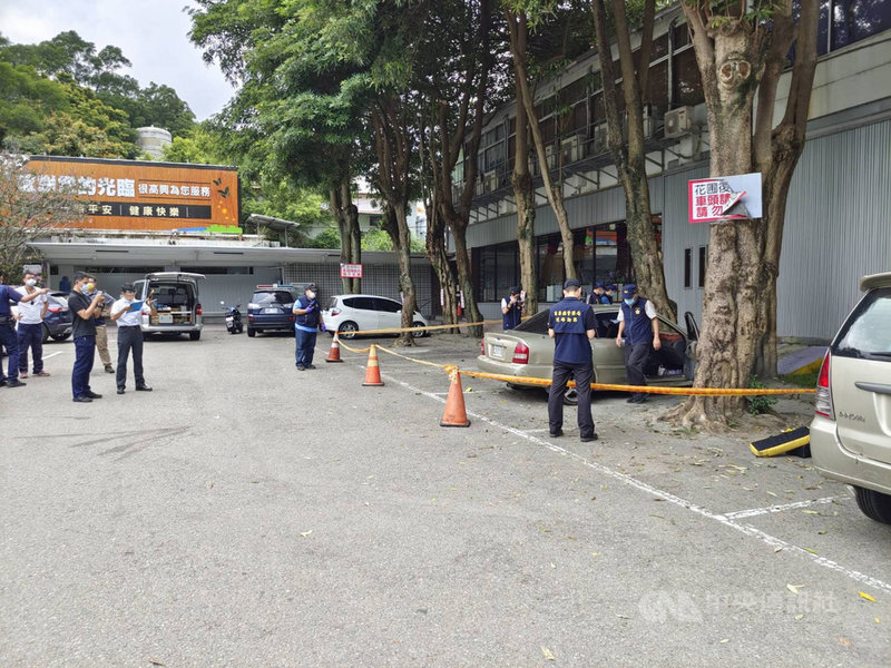 苗栗警方27日在三義交流道附近車亭休息站攔截圍捕一名蘇姓通緝犯,遭對方意圖駕車衝撞,員警即時開槍反制,蘇男右側腰腹中彈受傷,送往苗栗市大千醫院救治,目前暫無生命危險。中央社記者管瑞平攝 110年9月27日