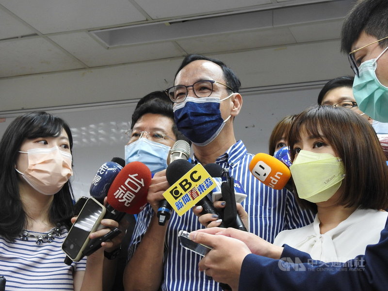 國民黨主席當選人朱立倫(中)27日到新北市議會謝票,他表示,未來兩岸會持續交流,相互尊重化解衝突。中央社記者王鴻國攝 110年9月27日