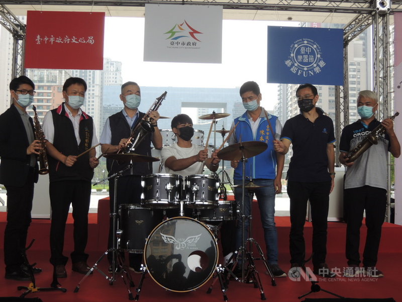 「2021台中樂器節」將於10月16日登場,台中市政府27日邀請「柔道男神」楊勇緯(中)為樂器節代言,楊勇緯還小秀一手爵士鼓。中央社記者郝雪卿攝 110年9月27日