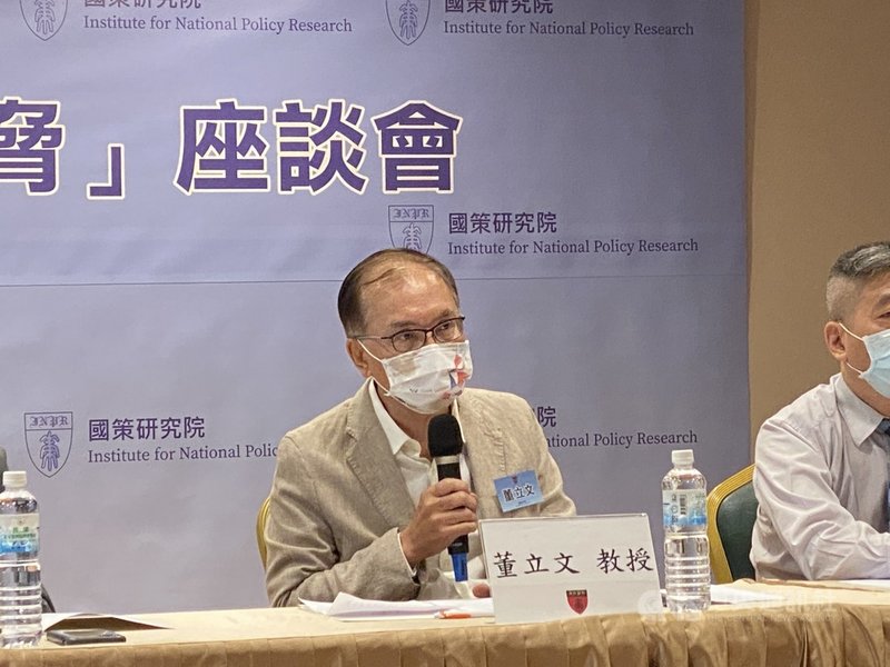 台灣智庫諮詢委員董立文27日在國策研究院主辦的「QUAD四國峰會與中國威脅」座談會中分析,無論是與中共談水果農貿的問題,或軍事威脅、台海和平發展等議題,中共都會在後面加上「共議統一」,大家對此要有清楚認識,不能裝糊塗。中央社記者賴言曦攝 110年9月27日