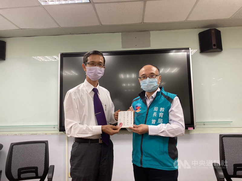 教師節將至,台北市教育局長曾燦金(右)27日赴台北市立大學探望恩師、前局長吳清山(左)。中央社記者陳昱婷攝 110年9月27日