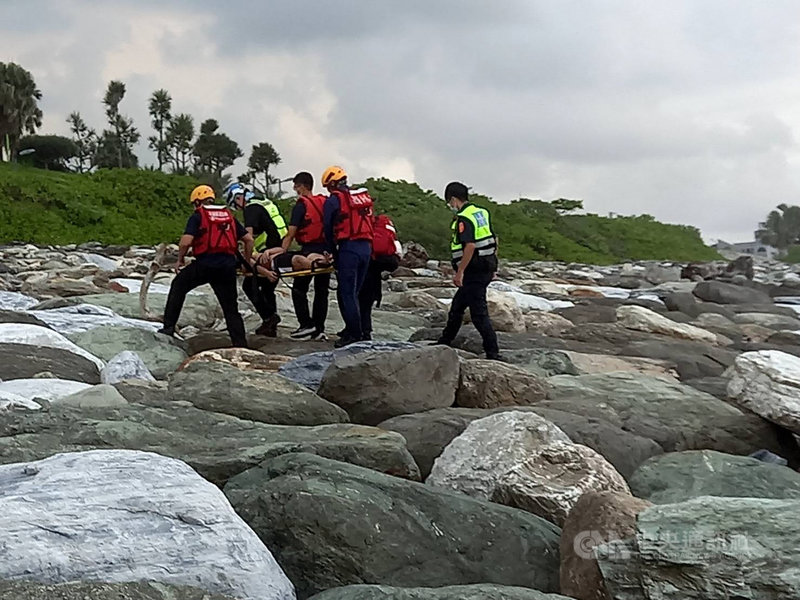 花蓮市南濱海域27日發生溺水事故,2名高中生到海邊戲水遭浪捲走。所幸消防人員獲報及時到場將人救上岸,並以長背板搬運至救護車。(花蓮縣消防局提供)中央社記者李先鳳傳真 110年9月27日