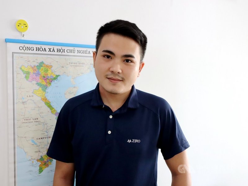 越生蘇英俊很喜歡中文,常在自己的YouTube頻道分享學習中文、申請獎學金的資訊,到台灣念書後要拍更多影片向越南民眾介紹台灣。中央社記者陳家倫河內攝 110年9月27日
