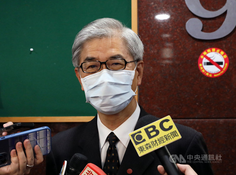 金管會主委黃天牧27日表示,外資前一段時間有賣超情形,股市資金面和前幾個月來講的確有差別,不過目前國內資金相對寬裕,且國內基本面良好,因此對台股還是樂觀以待。中央社記者郭日曉攝 110年9月27日