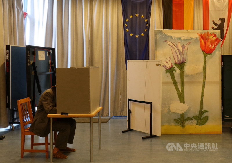 德國26日舉行國會大選,柏林一名選民在投開票所投下神聖的一票。中央社記者林育立柏林攝 110年9月27日