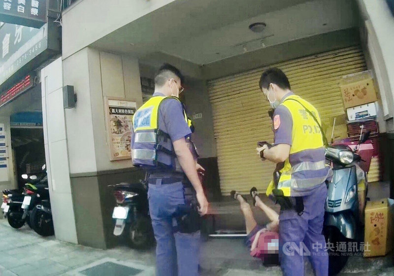 台北市一名婦人日前因身體不適仰躺於騎樓和人行道之間,保大員警獲報到場後,透過手機「視訊119」APP連線台北市消防局,提供報案定位和現場影像,即時救護治療。(翻攝照片)中央社記者黃麗芸傳真 110年9月27日