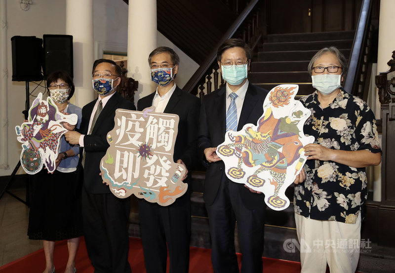國立台灣博物館27日舉辦「疫觸即發—百年島嶼戰役特別展」特展開幕典禮,台博館館長洪世佑(左2)、文化部文化資源司司長洪世芳(中)、中正大學歷史學系副教授張秀蓉(右起)、指揮中心專家諮詢小組召集人張上淳、長庚大學人文及社會醫學科教授張淑卿(左)出席。中央社記者張皓安攝 110年9月27日