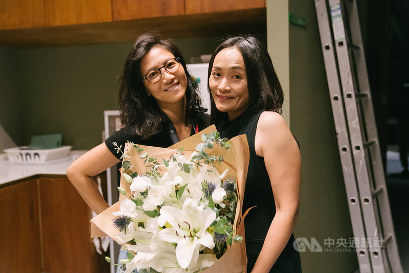 演員徐麗雯(左)睽違8年再任編導,邀請自己的偶像,有「劇場天后」之稱的徐堰鈴(右)擔綱女主角,電視電影「光的孩子」獲得金鐘獎肯定,一舉入圍迷你劇集電視電影、導演、編劇、男主角、女主角等5項好成績。(客家電視台提供)中央社記者葉冠吟傳真 110年9月27日