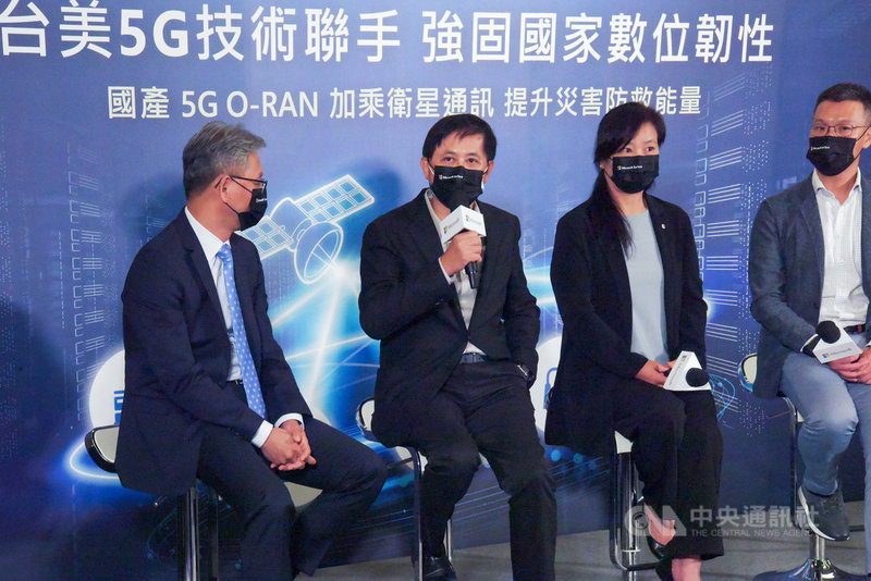 台灣微軟27日與代工廠和碩、伸波通訊共同宣布台灣製造的5G O-RAN與企業衛星通訊計畫,和碩董事長童子賢(左2)說,衛星通訊是台灣產業新機會。(和碩提供)中央社記者吳家豪傳真 110年9月27日