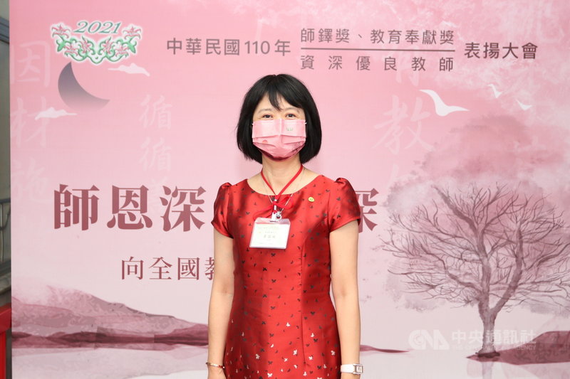 台中市新光國小校長黃圓媛在求學歷程受到許多師長幫助,投入教職後關心每名學生,不放棄任何一名孩子,獲師鐸獎肯定。(教育部提供)中央社記者許秩維傳真 110年9月27日