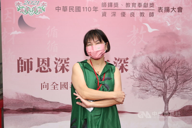 榮獲110年師鐸獎的北市中山女中教師李淑雲,帶領學生前往柬埔寨從事志工服務,更為柬埔寨學生募衛生棉及二手內衣。(教育部提供)中央社記者許秩維傳真 110年9月27日