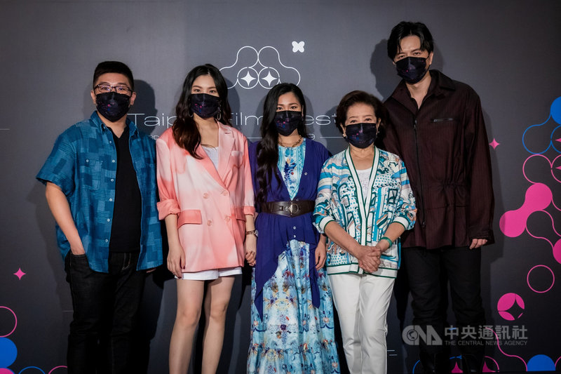 電影「徘徊年代」聚焦東南亞的女性新住民,藉由90年代與千禧年後的兩段故事,呈現台灣社會變遷下的新住民處境。導演張騰元(左起)、演員阮秋姮、阮安妮、陳淑芳、江常輝出席26日晚間台北電影節世界首映。(台北電影節提供)中央社記者王心妤傳真 110年9月27日