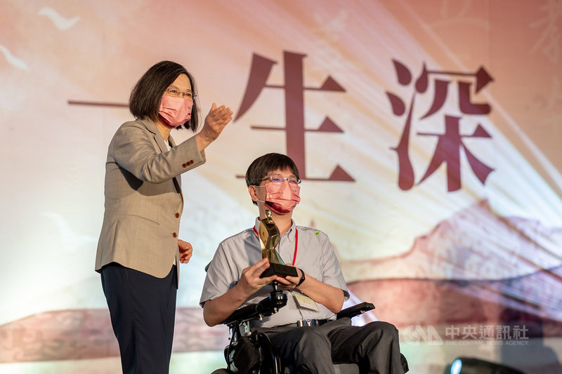 總統蔡英文(左)27日出席「110年師鐸獎、教育奉獻獎及資深優良教師表揚大會」,頒發師鐸獎。(總統府提供)中央社記者葉素萍傳真 110年9月27日