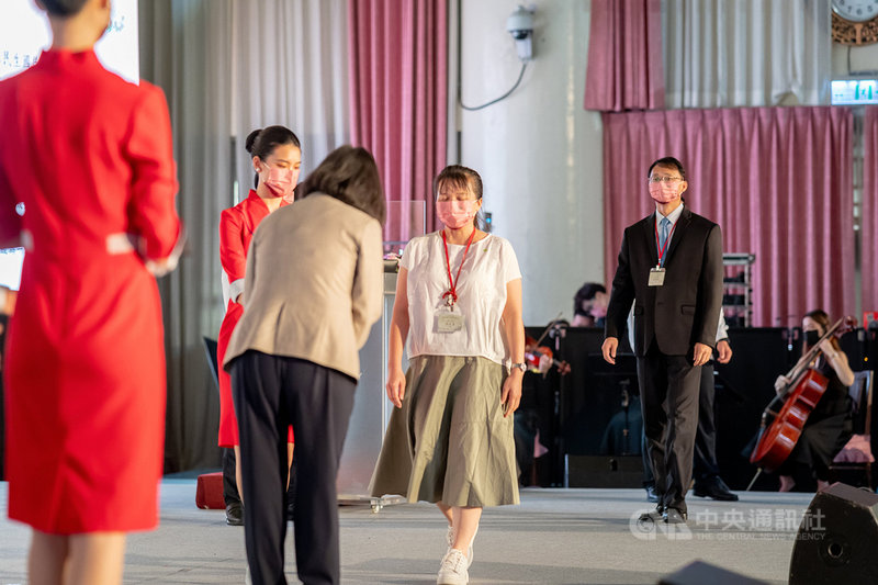 總統蔡英文(中)27日出席「110年師鐸獎、教育奉獻獎及資深優良教師表揚大會」,感謝每位老師的奉獻與付出,讓孩子能夠發掘潛力、培養專業的能力,以及實現自己的夢想。(總統府提供)中央社記者葉素萍傳真 110年9月27日