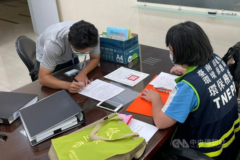 台南市環保局查核工廠空污排放申報,除了呼籲業者在期限內完成申請,並表示會派員進行原物料抽測。(台南市環保局提供)中央社記者楊思瑞台南傳真 110年9月27日