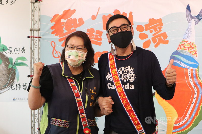 花蓮豐濱鄉公所將於10月9、10日在磯崎國小舊址(省道台11線 36.5公里處)舉辦「藝起.豐濱romadiw」音樂市集活動,邀請出生自港口部落的宋少卿(右)擔任觀光大使。中央社記者李先鳳攝 110年9月27日