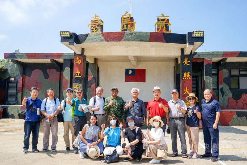 為持續探究考古遺址出土遺物,清華大學科技考古與文物鑑定研究中心主任蔡能賢(後左4)、中研院院士臧振華(後左1)、總統府原住民資政孫大川(後右5)等領軍前往馬祖亮島考察。 中央社記者邱筠攝 110年9月27日