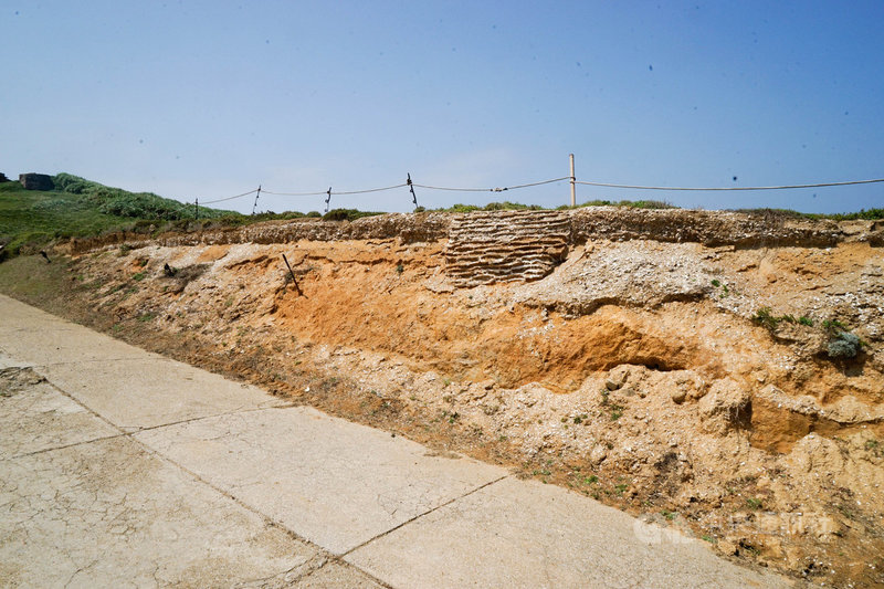 軍事管制區亮島形勢險峻、不易前往,屬於少見臨海崖邊的考古遺址,又得名「懸崖上的考古」,並挖掘出2座人骨墓葬。中央社記者邱筠攝 110年9月27日
