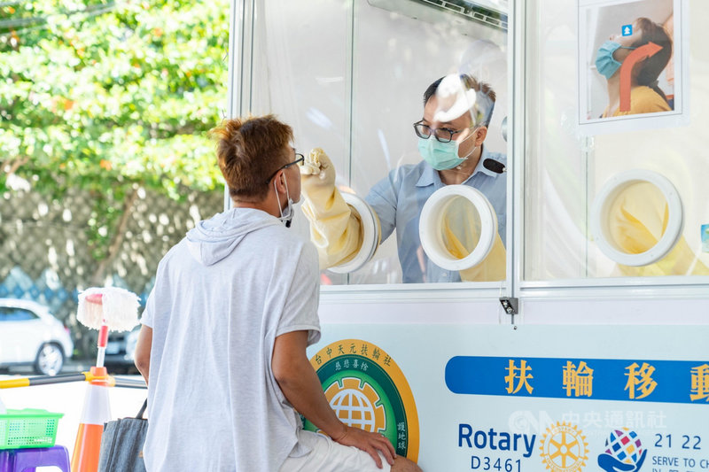 台東縣政府17日起在富岡漁港設置快篩站,至今已累計篩檢926案,全數陰性;配合船班,快篩站服務即日起更改為每天上午8時至12時,民眾只要提供船票並備妥身分證、健保卡即可免費快篩。(台東縣政府提供)中央社記者李先鳳傳真 110年9月27日