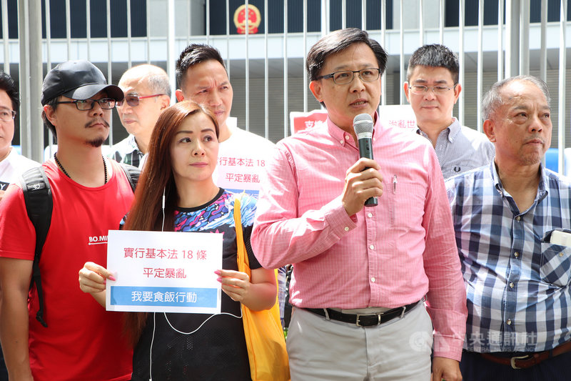 2019年「反送中」爆發期間,立法會議員何君堯遭刺傷,兇徒27日遭法院判刑9年。圖為何君堯(右3)當時要求政府引用基本法對付「反送中」。(資料圖片)中央社記者張謙香港攝 110年9月27日