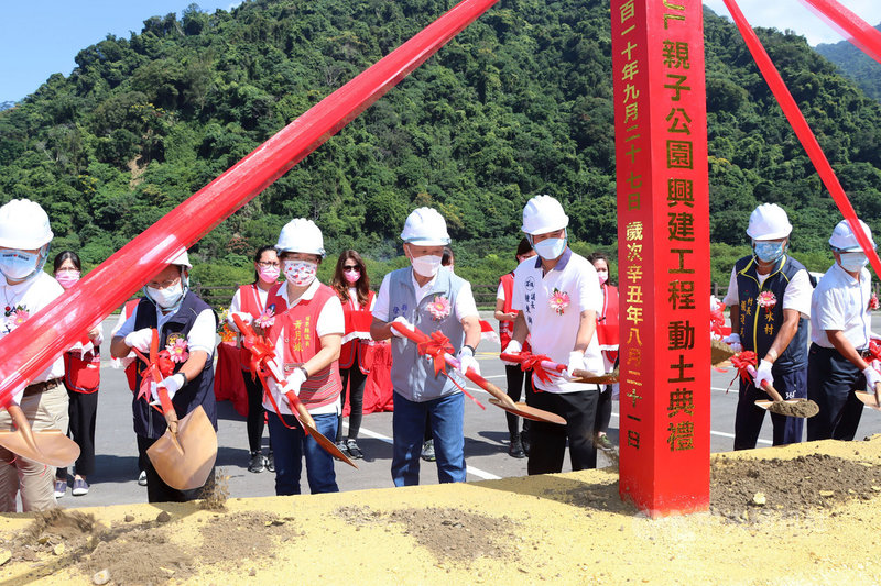 苗栗縣政府推動「一鄉鎮一特色公園」政策,在泰安鄉選定於泰雅文物館旁停車場,興建一座具有原住民特色的親子公園,取名「泰安鄉WAKHUL親子公園」,27日舉行開工典禮。(苗栗縣政府提供)中央社記者管瑞平傳真 110年9月27日