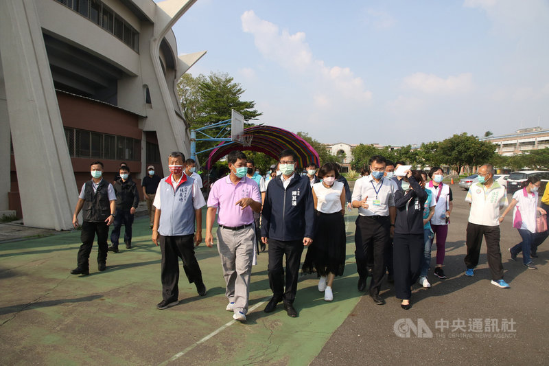 高雄市政府媒合美濃國中校園空間及現有運動設施,規劃升級為美濃運動中心,市長陳其邁(前中)27日下午前往美濃國中視察。(高雄市運發局提供)中央社記者蔡孟妤傳真 110年9月27日