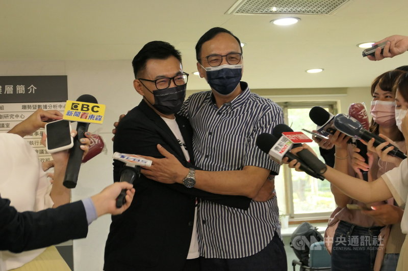新當選國民黨主席朱立倫今天與現任國民黨主席江啟臣面談交接事宜,兩人在媒體前擁抱,展現團結整合沒有問題。中央社記者王承中攝 110年9月27日
