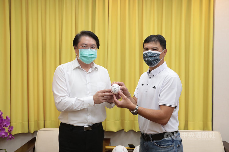 基隆出生的中華職棒大聯盟裁判紀華文(右)受邀在東京奧運棒球賽執法,基隆市長林右昌(左)27日接見並聘任為市政顧問,雙方共同落款簽名球,象徵力推基層體育的決心。(基隆市政府提供)中央社記者王朝鈺傳真 110年9月27日