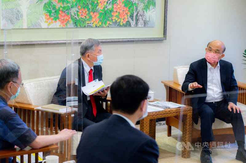 行政院長蘇貞昌(右)27日上午9時召開擴大防疫會議,針對疫情概況、疫苗施打情形、以及警戒期間相關管制措施調整事宜等議題進行討論。(行政院提供)中央社記者陳俊華傳真 110年9月27日