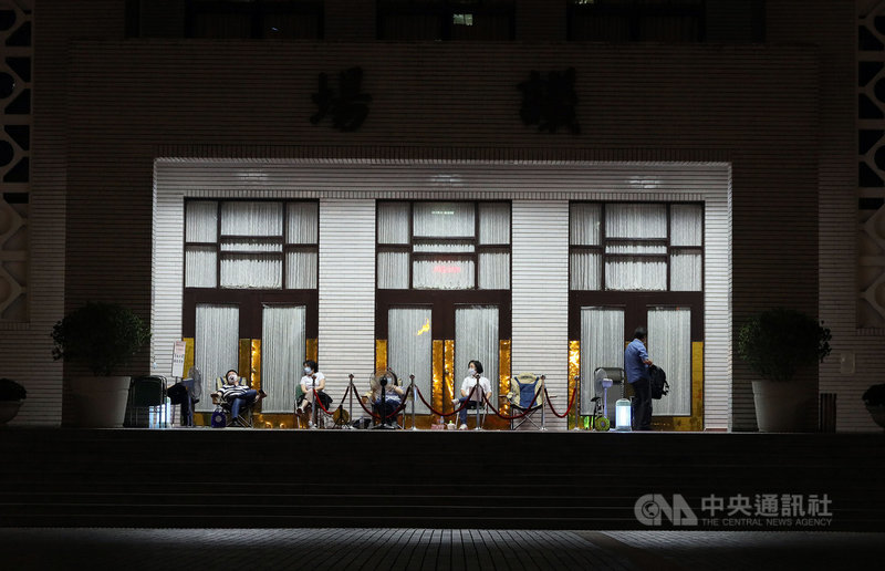行政院長蘇貞昌28日將再赴立法院進行施政報告並備質詢,國民黨團是否杯葛,成為外界關注焦點。民進黨立院黨團成員27日晚間夜宿議場門口,希望28日議事能順利進行。中央社記者郭日曉攝 110年9月27日
