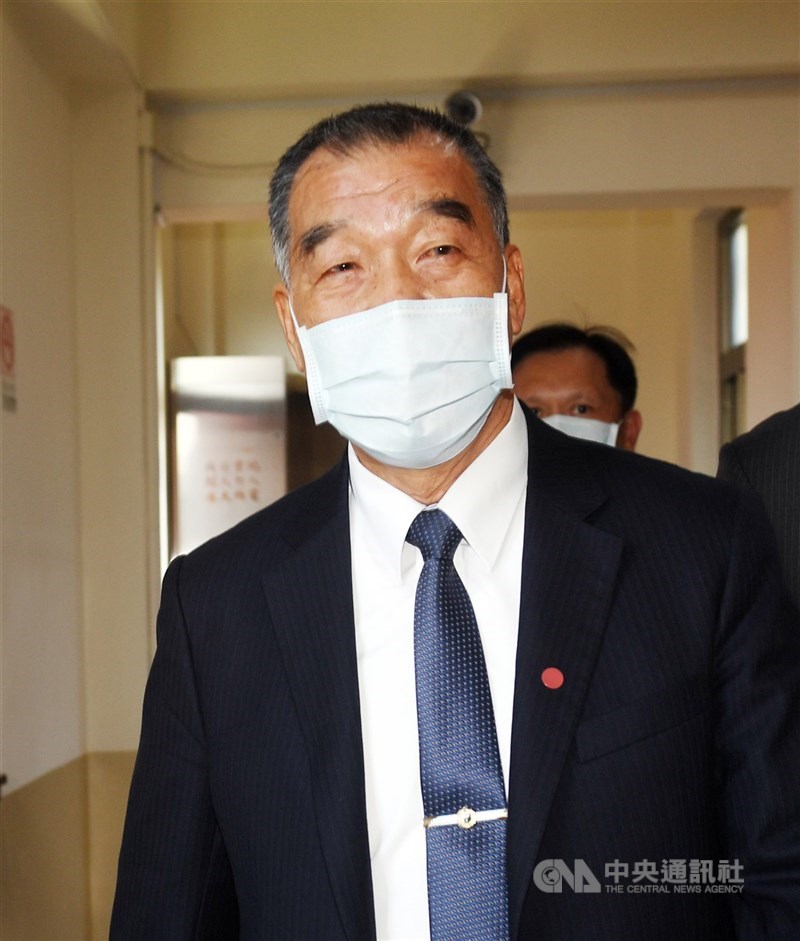 國防部長邱國正(前)27日表示,國軍武器裝備發展要打得遠、精準並具機動力。中央社記者施宗暉攝 110年9月27日