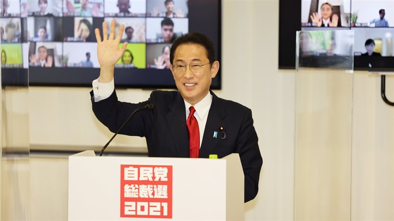 日本自民黨總裁選舉29日投開票，參選人岸田文雄近期積極展現親和力。（圖取自twitter.com/kishida230）