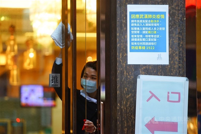 指揮中心27日表示,本週起將放寬部分場域的防疫措施,包括MTV及KTV等都有條件開放。圖為3月KTV工作人員加強環境清潔。(中央社檔案照片)