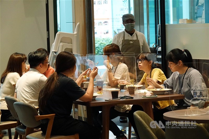 國內警戒降級使服務業表現轉佳,台經院27日公布8月三大產業營業氣候測驗點,服務業、營建業皆上揚。(中央社檔案照片)