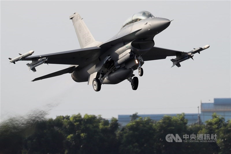 國防部長邱國正27日表示,若加上軍購F-16V戰機,111年度國防預算規模將達5177億元。圖為F-16V戰機日前在佳冬戰備跑道執行起降演練。(中央社檔案照片)