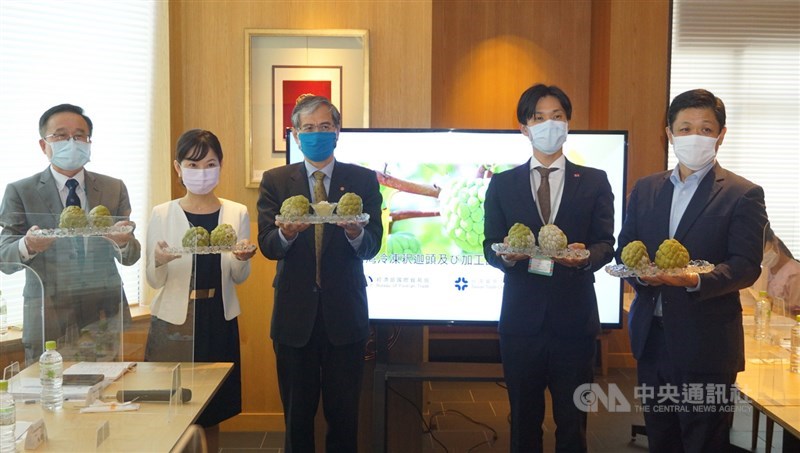國貿局及外貿協會24日在東京舉辦冷凍釋迦推廣記者會,日媒記者和進口商首度品嚐後大讚果肉很甜。中央社記者楊明珠東京攝 110年9月27日